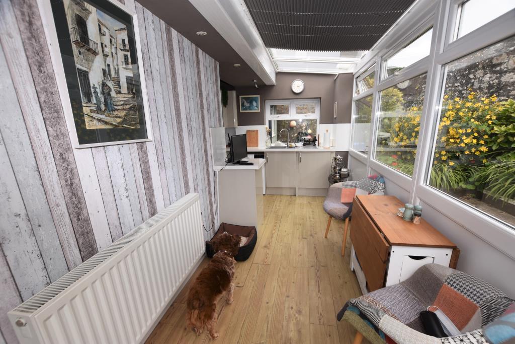 Lot: 16 - DETACHED BUNGALOW IN CENTRAL LOCATION - 